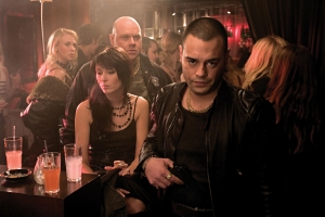 Izzat (Foto: Filmkameratene AS/Erik Aavatsmark) - Vi ønsket at dette skulle være en actionfilm og ikke noe tungt drama. Der jobbet jeg mye med perkusjon og rytmiske elementer, blant annet tablas. Vi ønsket en etnisk knekk på musikken, da deler av handlingen foregår i Pakistan, og brukte indisk Bansuri-fløyte som jeg pitchet ned en oktav for å få en feitere og litt dristigere tone.