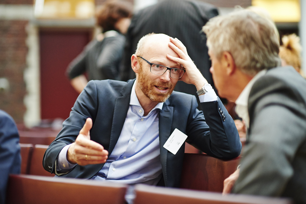 Adm. dir i svenske STIM, Karsten Dyhrberg Nielsen (t.v.) og TONOs adm.dir Cato Strøm i engasjert diskusjon i Brussel på onsdag.