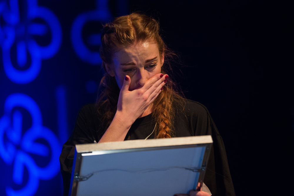GabrielleLeithaug_3 Gabrielle Leithaug med diplomet som slår fast at hun er vinner av EDVARD-prisen 2014 (foto: Hermann Stenerud)