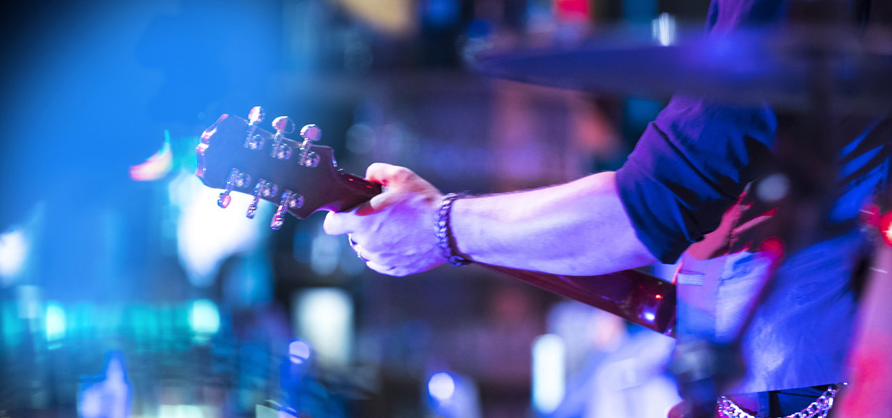 Playing e-guitar fokus is on the strings