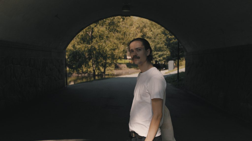 Eirik Havnes 1_Magnus Skatvold Eirik Havnes i park under en bro