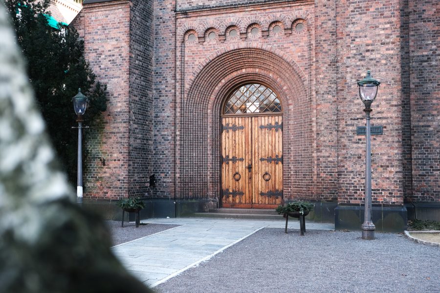 En inngangsdør til en norsk steinkirke.