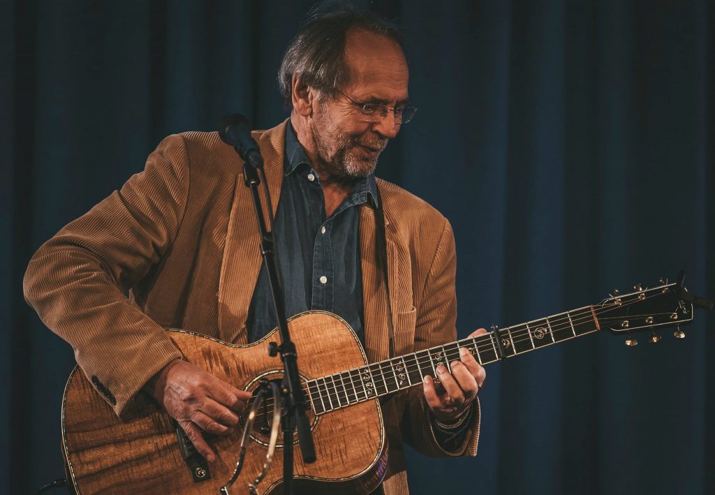 Ole Paus_Finn Rune Christiansen Ole Paus med gitar