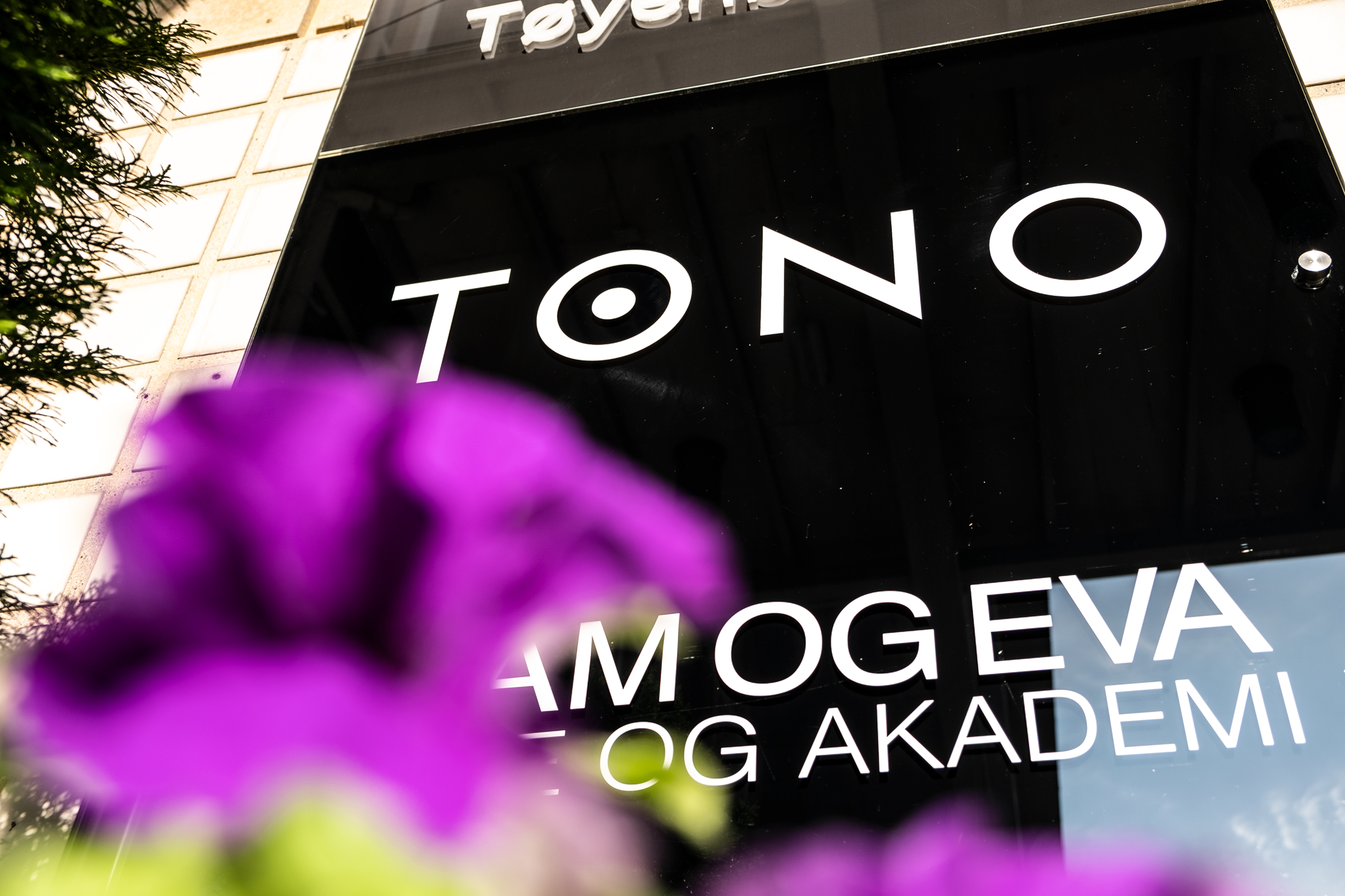 TONO_Inngangsparti_3__foto_KD TONOs skilt på utsiden av kontorene.