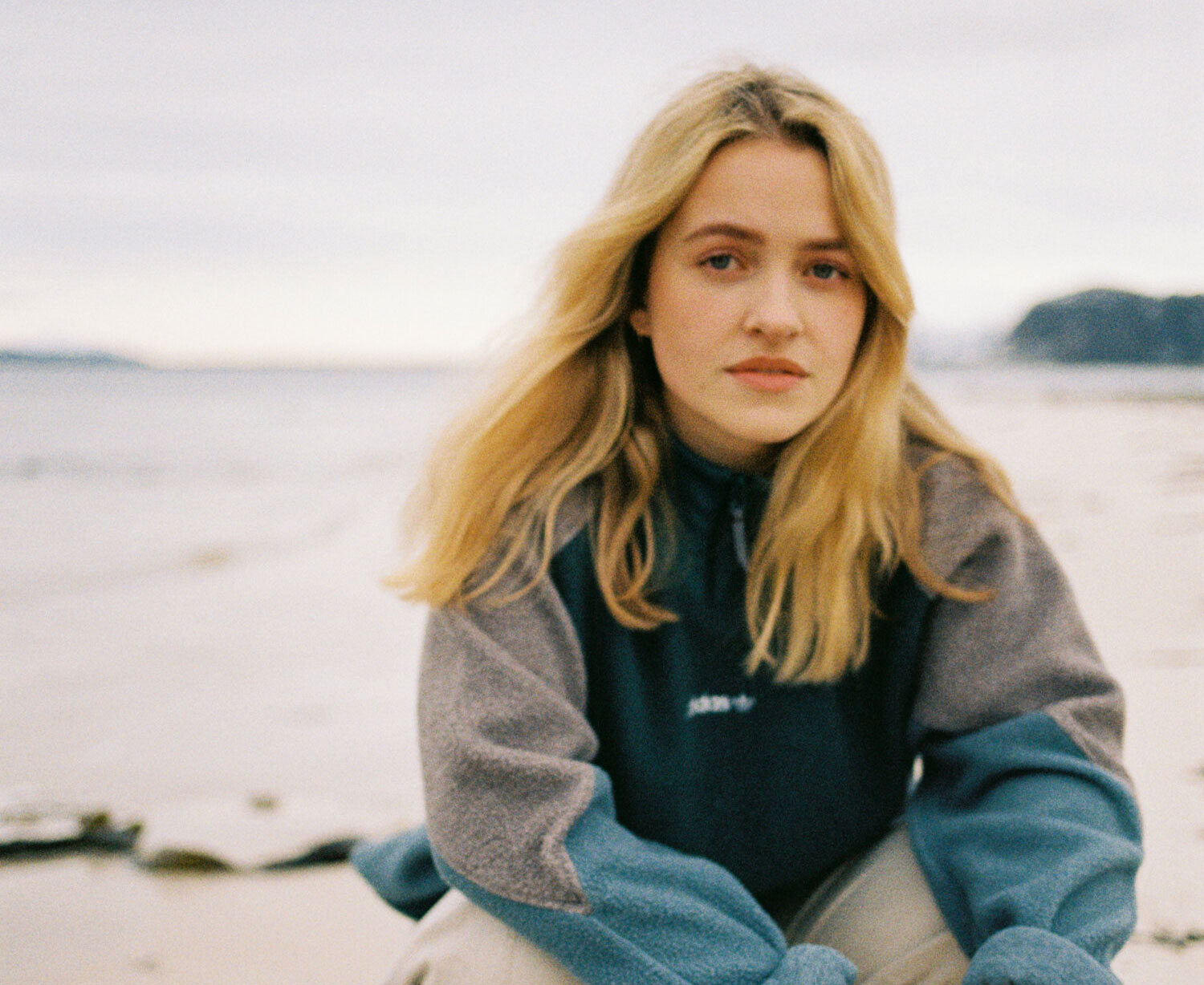 210217_Skaar_giske_analog-11_crop Låtskriver Skaar, portrettbilde på stranda