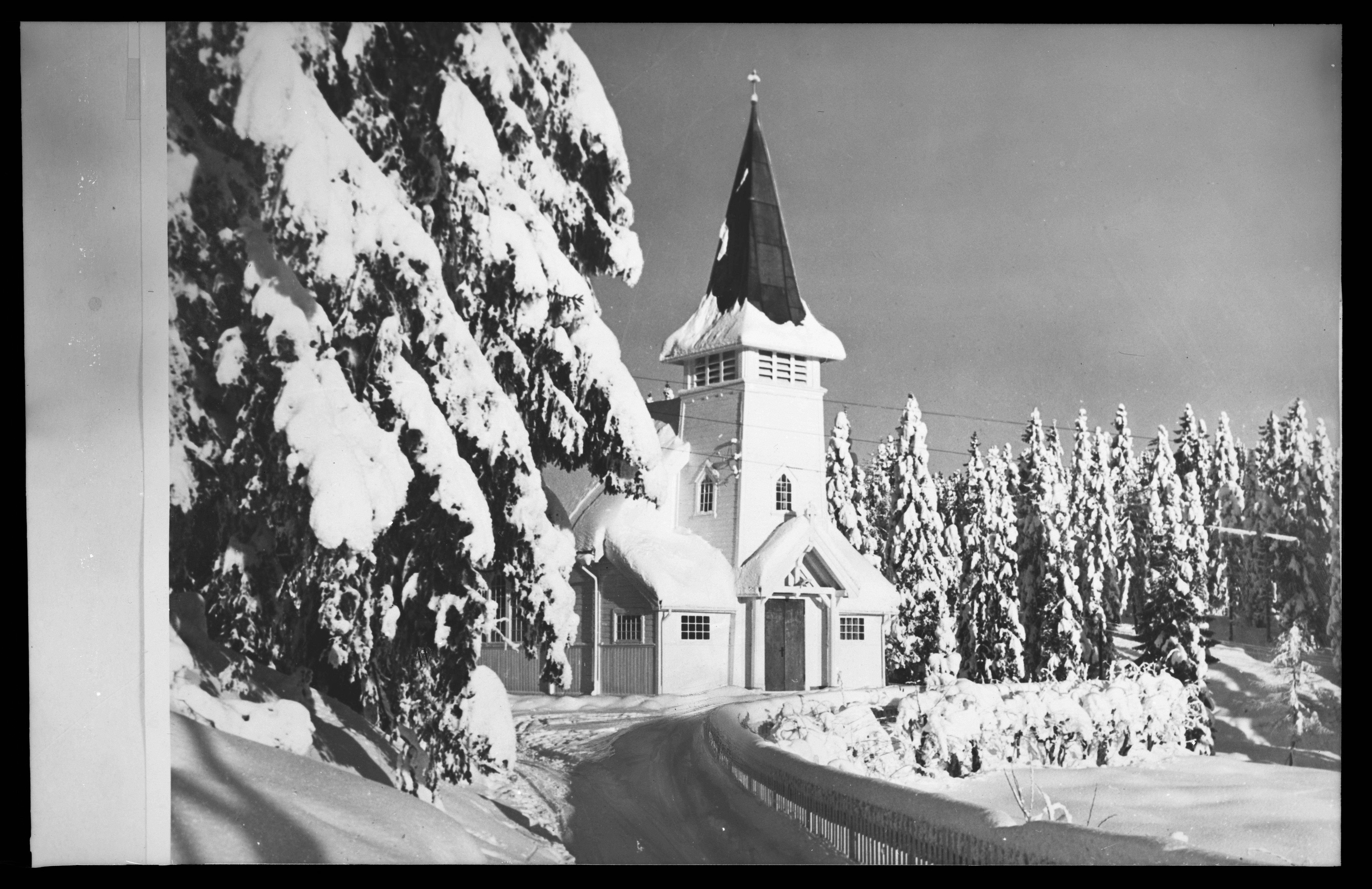 Kirke i snødekt landskap