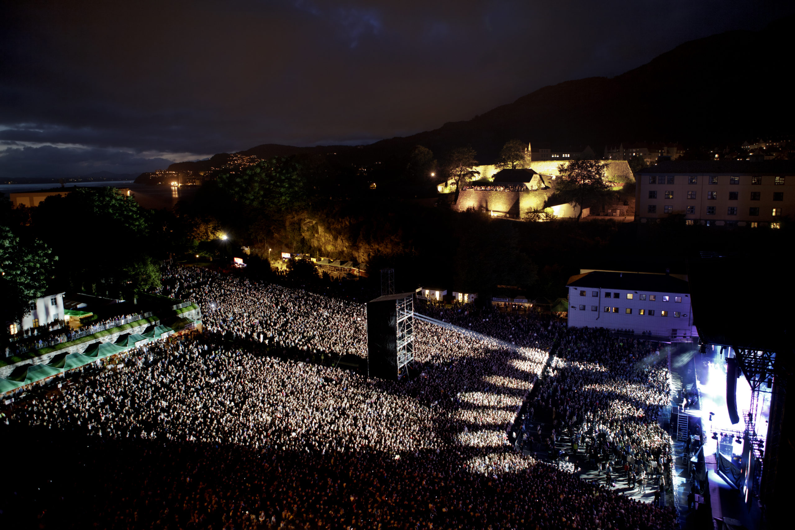 22.000 publikummere fyller konsertarenaen Koengen, Bergenhus festning, Bergen, under konsert med Rihanna.
Rihanna concert at Koengen, Bergen.
 Foto: © Paul Sigve Amundsen / Samfoto