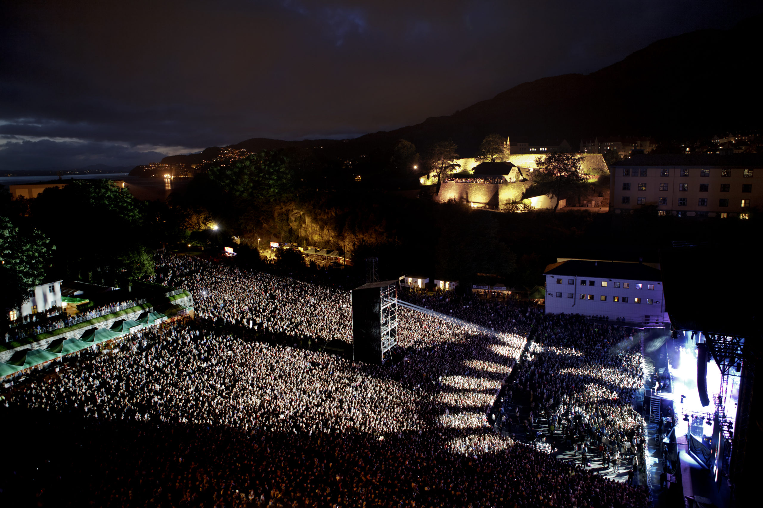 1D_IZTzoE54 22.000 publikummere fyller konsertarenaen Koengen, Bergenhus festning, Bergen, under konsert med Rihanna.
Rihanna concert at Koengen, Bergen.
Foto: © Paul Sigve Amundsen / Samfoto