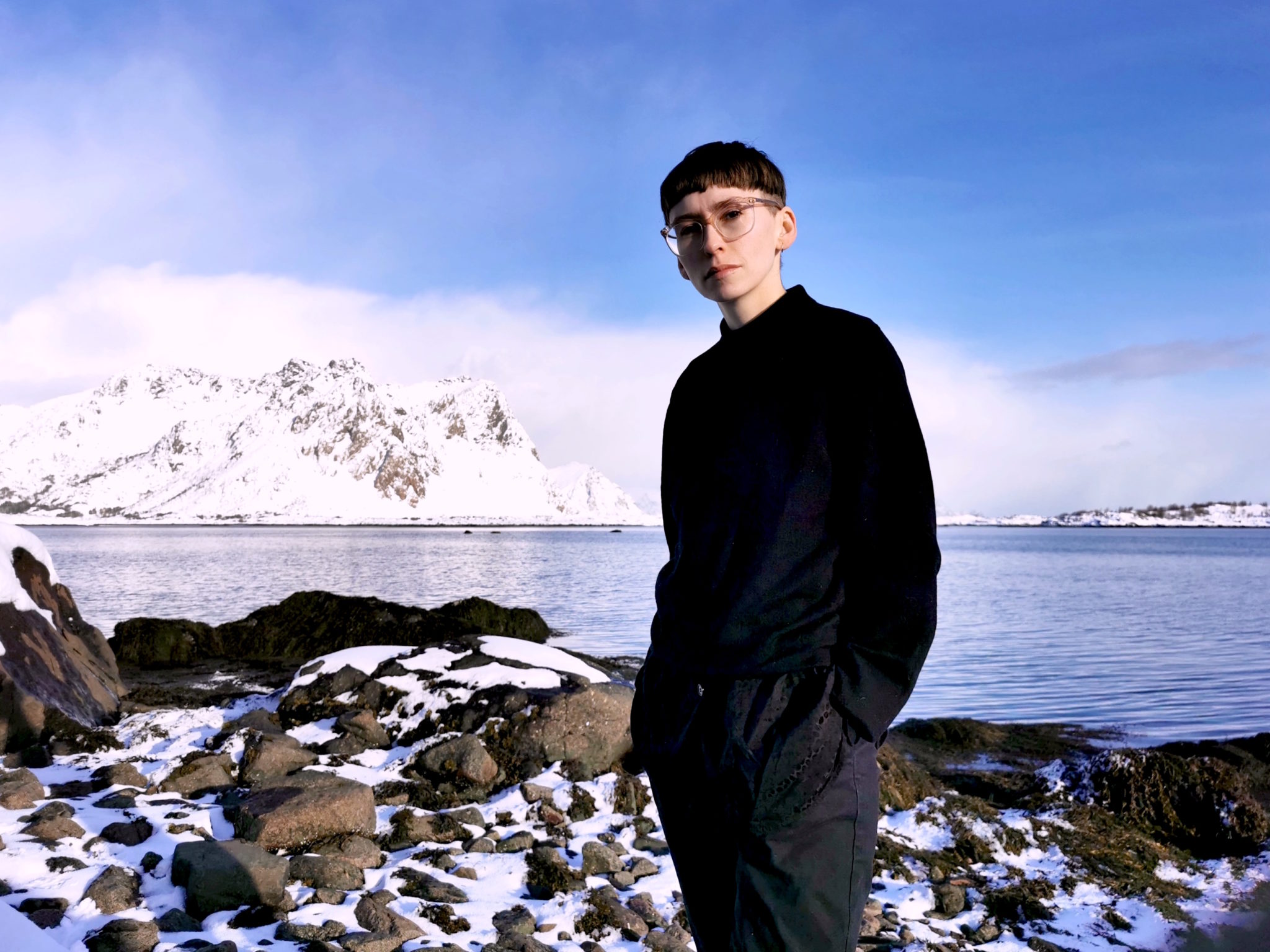 Tine Surel Lange foran fjell i Lofoten
