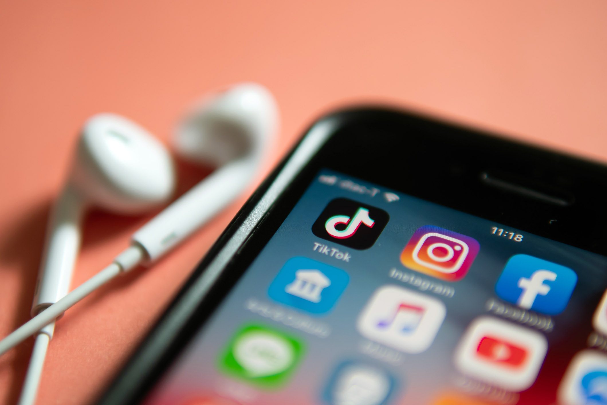 TikTok application iphone med TikTok og andre sosiale medier-ikoner