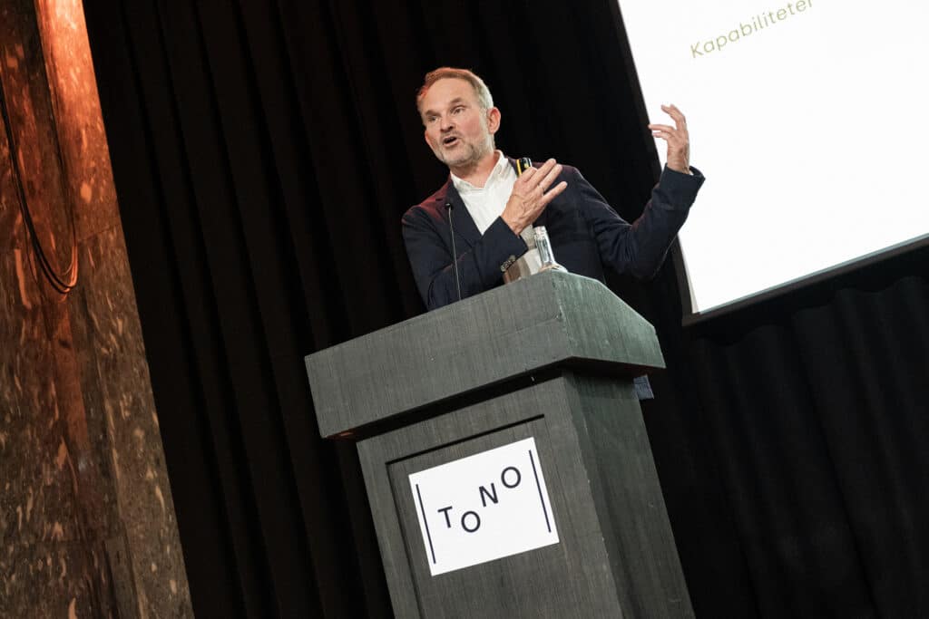 Bilde av Karl Vest, adm.dir i TONO, på talerstolen.