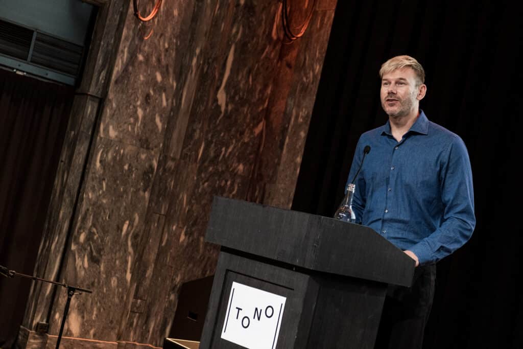 Tom Hugo Hermansen på TONOs talerstol. Han ble valgt til ny styreleder. 