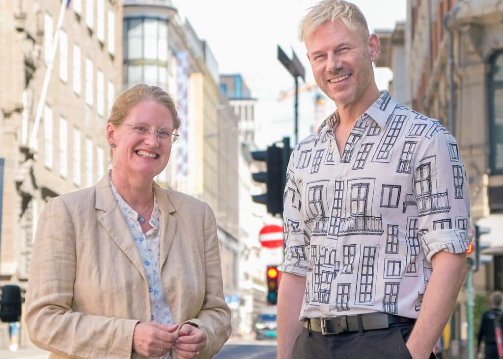 bile av inger elise mey og tom hugo hermansen som smiler på gaten i Oslo